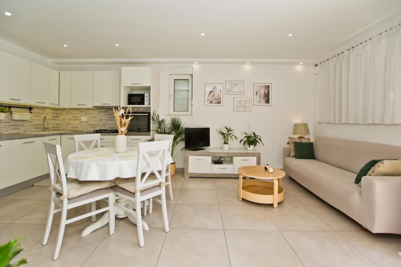 Apartments And Rooms Marija Hvar Town Exterior photo
