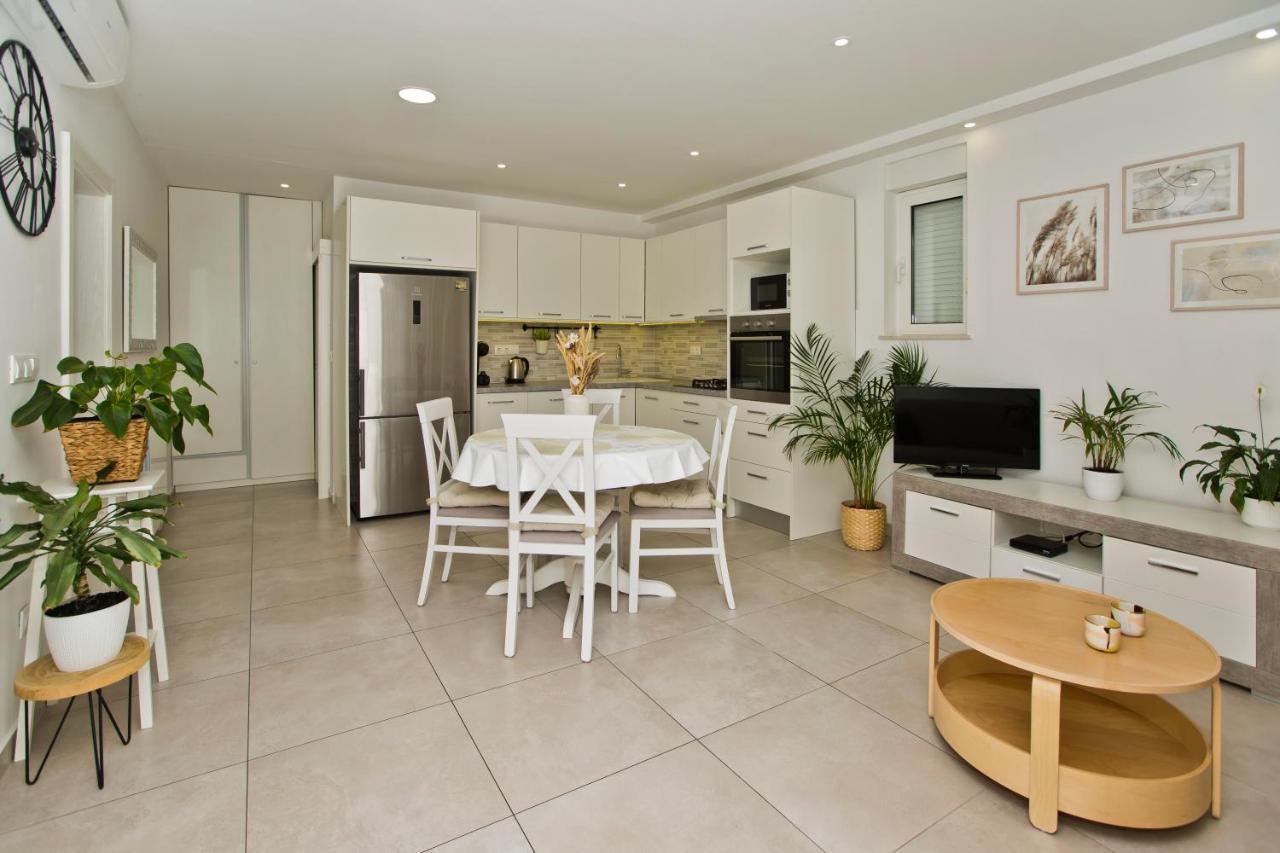 Apartments And Rooms Marija Hvar Town Exterior photo
